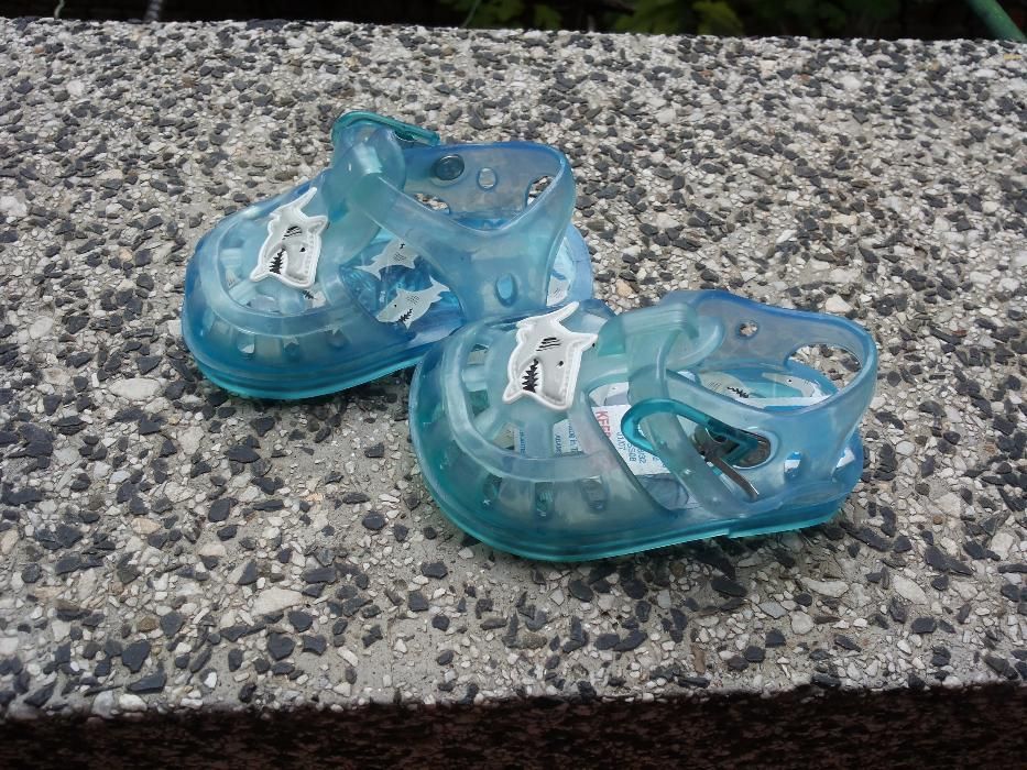 Сандалки, чехлички и пантофки за бебешки крачета