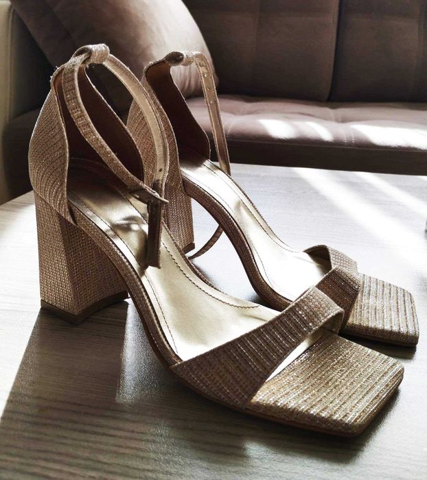 Бална рокля, заедно с обувки чанта и бижу за коса