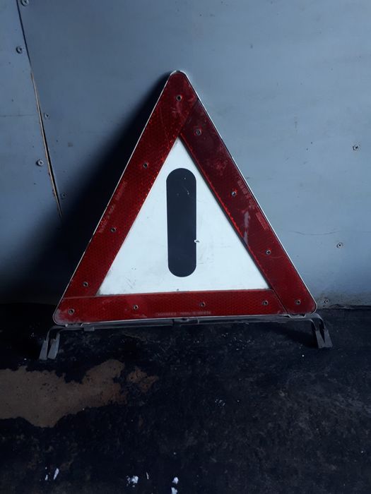 Аварийный знак на мерс оригинал.