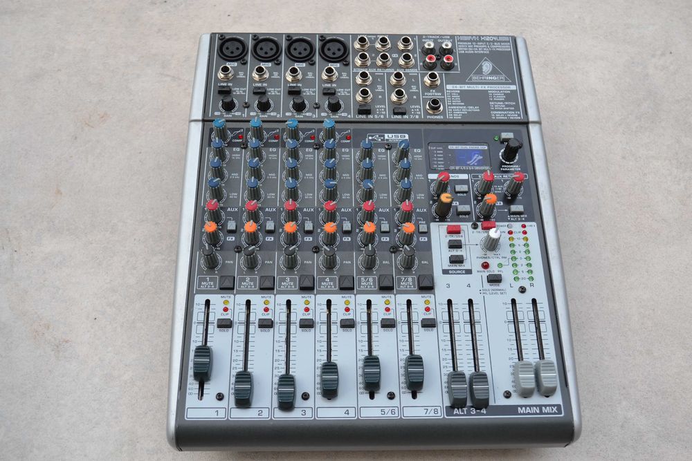 Mixer Behringer XENYX model X 1204 USB