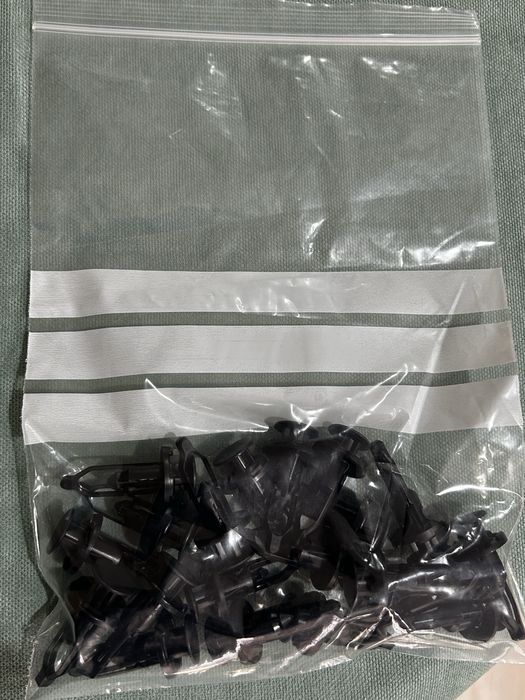 Vand clipsuri caroserie auto si ornamente plastic