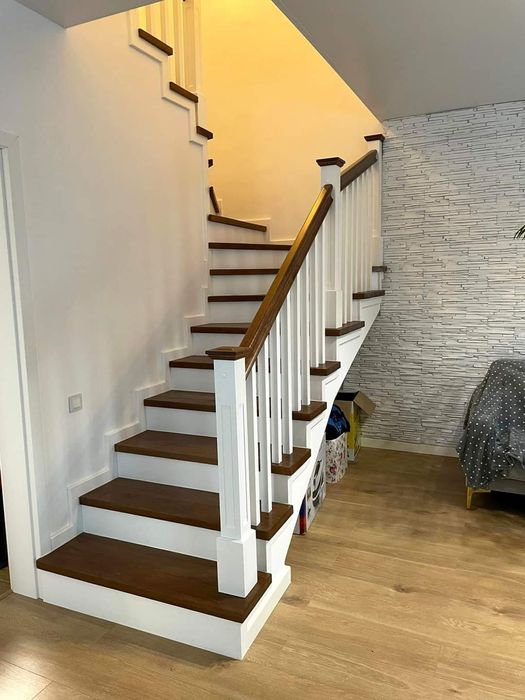 Scări din lemn masiv, balustrade, riflaje