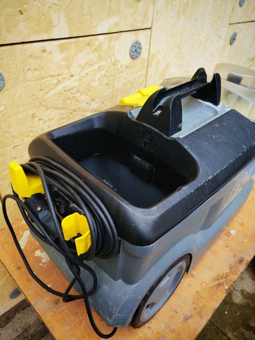 Продам моющий пылесос Karcher puzzi 10/1