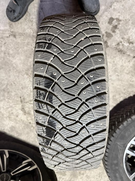 Продам комплект зимней резины на дисках