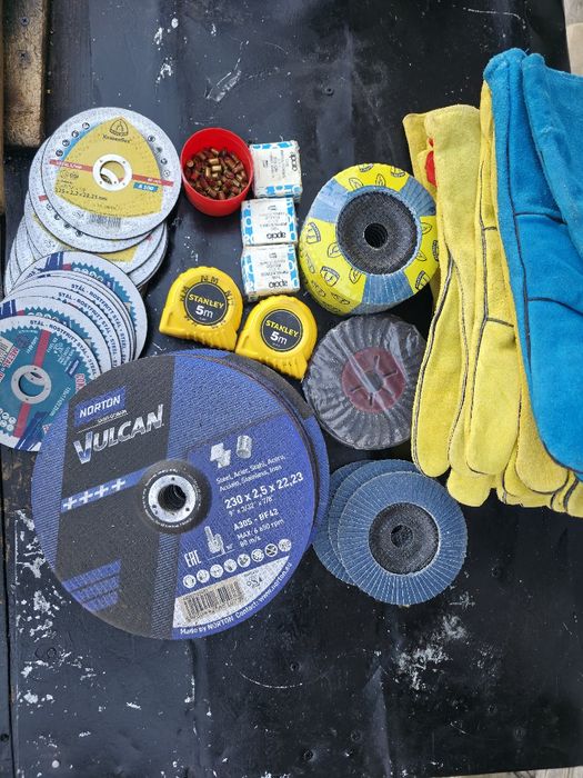 Scule și accesorii abrazive (discuri, flaps, capse, mănuși) – reducere