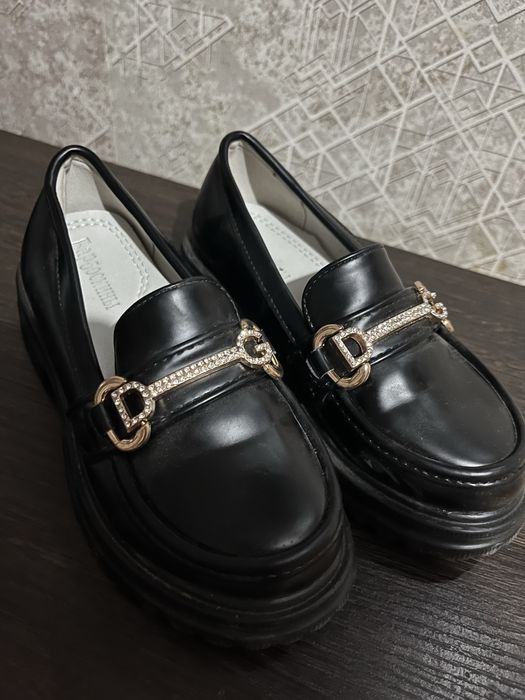 Продам туфли на девочку новые , одели 1 раз