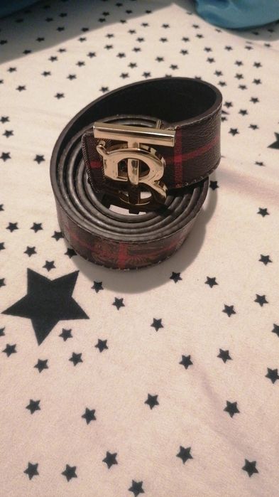 Vând curea Burberry