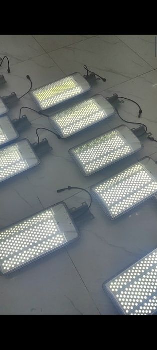 Прожектор куёш панелда ишлайди