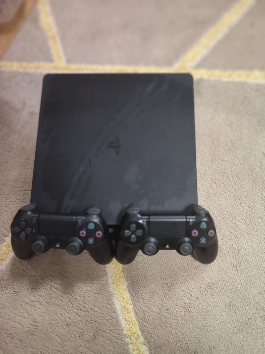 Vand ps4 slim 800 lei negociabil