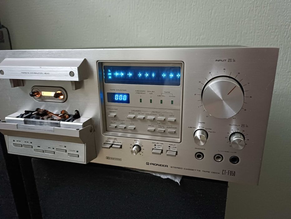 Продам  кассетный магнитофон.