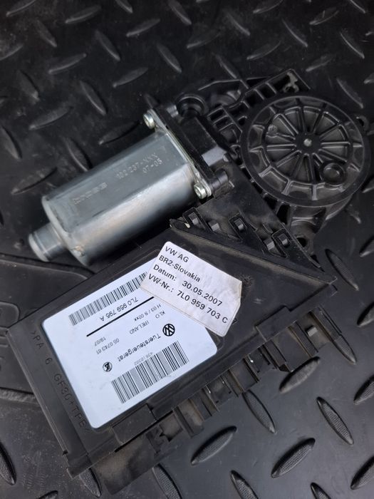 Моторчик стеклоподъёмника, задний левый.