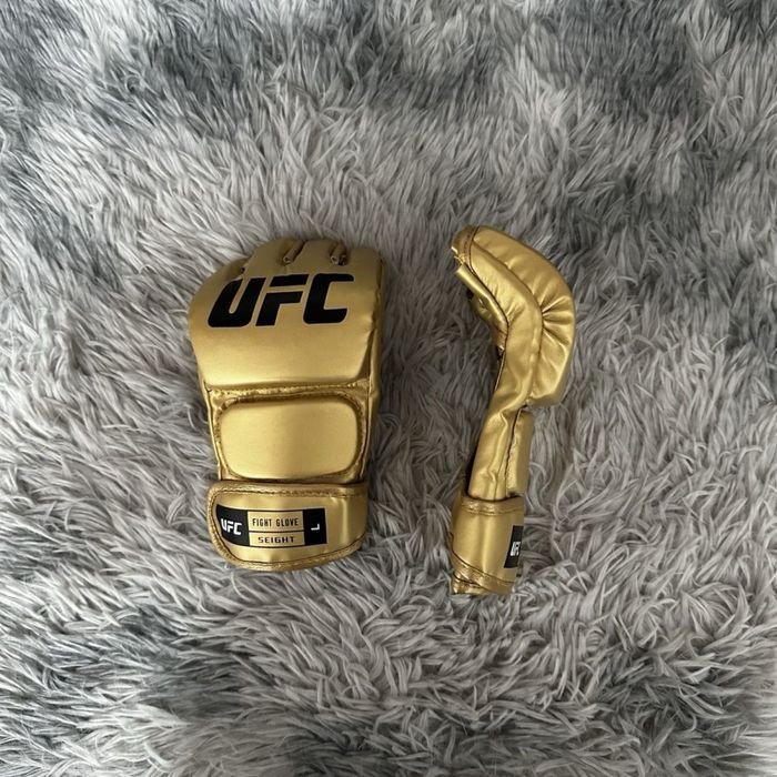 Золотые чемпионские перчатки UFC