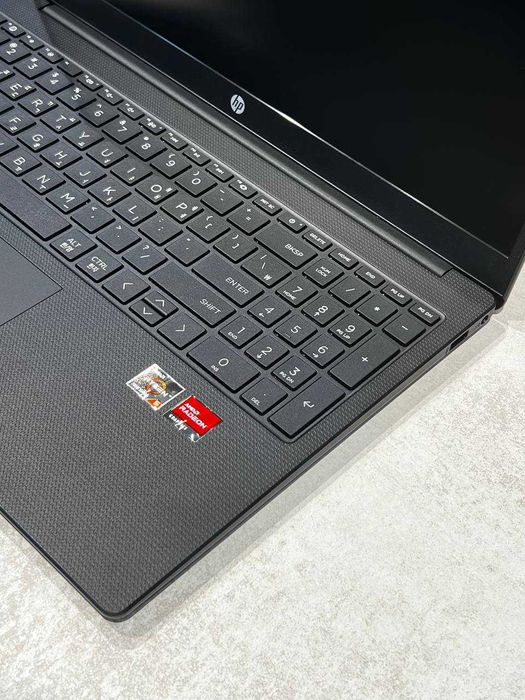 HP Nero Laptop Amd R5 7430U DDR4 8GB SSD Nvme 256GB 15'6 FHD Ips
