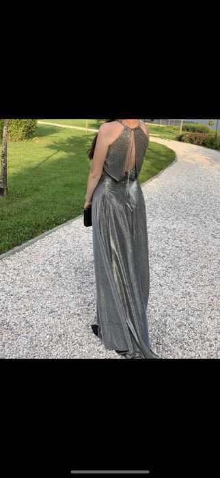 Бална рокля сива, брокатена, блестяща, гол гръб