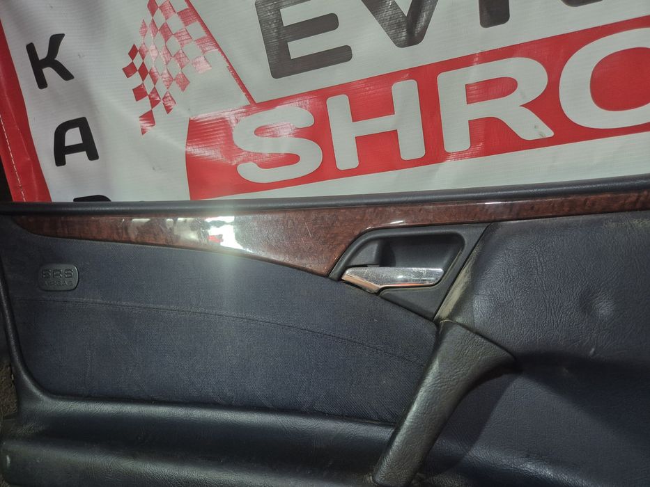 Дверные обшивки Мерседес 210 с деревом