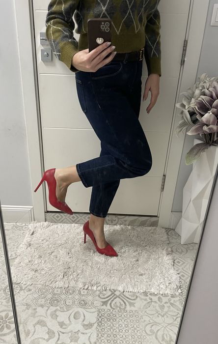 Червени обувки на висок ток