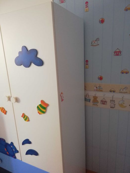 Гардероб и бебешко легло