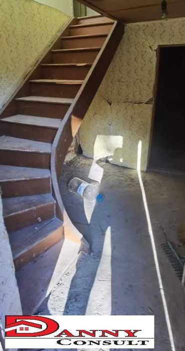 Стара къща с двор и гора в с. Орловци