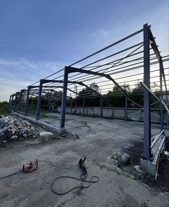 Vand hale si structuri metalice cu montaj sau fara