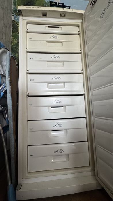 Голям вертикален фризер с чекмеджета и рафтове Snaigé