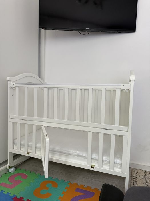 Pătuț bebe din lemn alb 4 în 1 – balansoar, co-sleeping + saltea cocos. nu a fost folosit