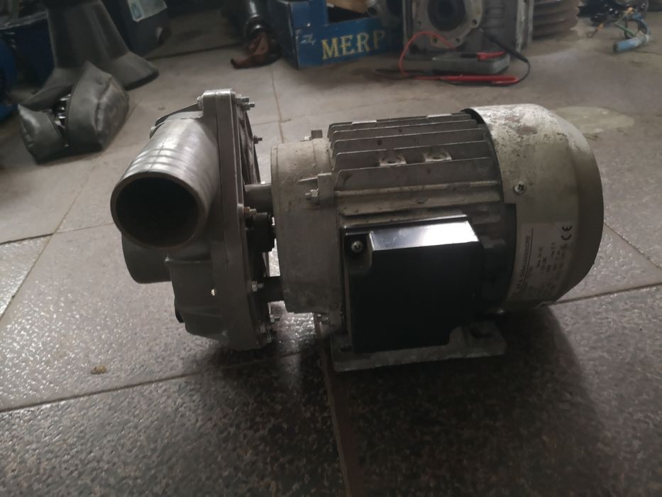 Центробежна водна помпа