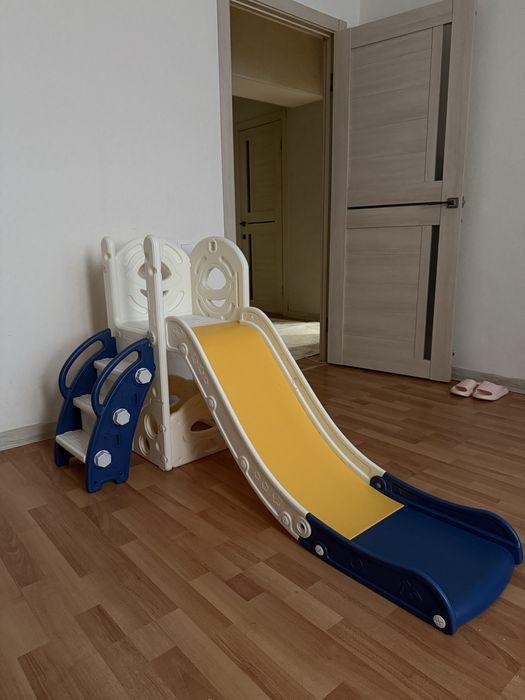 Продается детская горка и шезлонг.