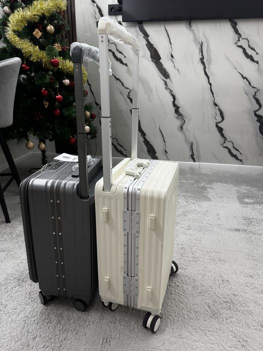 Чемоданы 2 модели . белый и серый