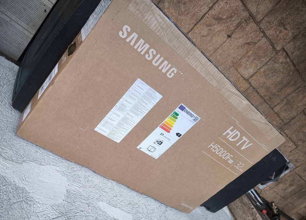 TV Samsung nou in cutie
