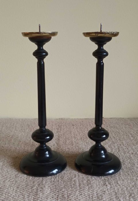 Дървени и бронзови свещници