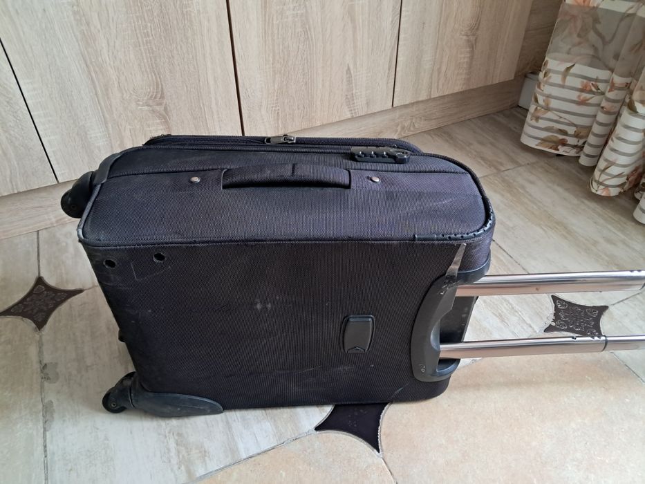 Чемодан продам без одного колеса.