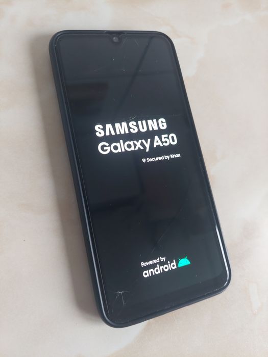 Vând Samsung Galaxy A50 fisurat dar perfect funcțional //poze reale
