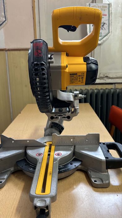 Потапящ циркуляр с Герунг DEWALT 18W