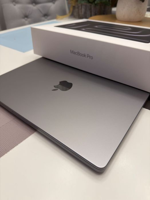 MacBook PRO - Procesor M3 - 8Gb - SSD 512 Impecabil