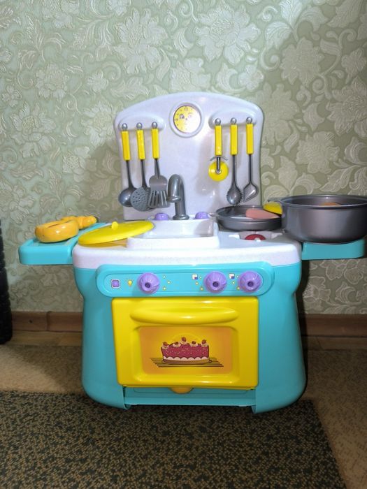 Детская кухня с посудой