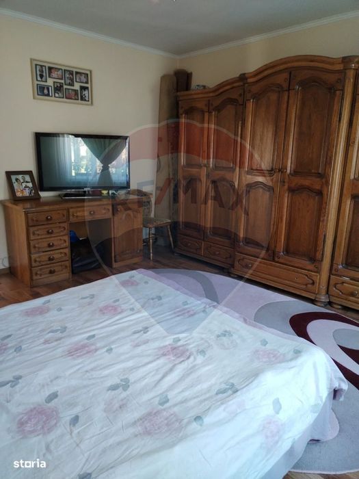 Casă individuală, teren 3275 mp, 6 camere, livadǎ cu pomi fructiferi