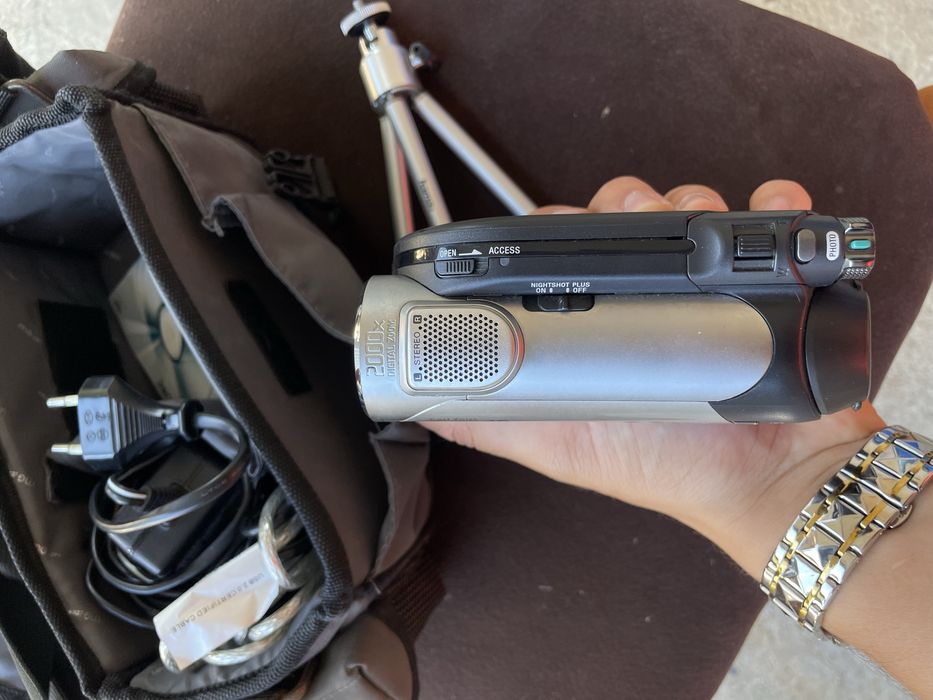 Cameră video Sony Handycam DCR-DVD106 + Geantă, Trepied și Cabluri