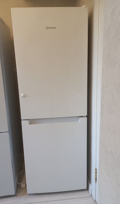 Холодильник  Индезит двухкамерный