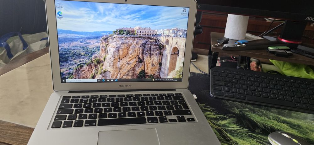 MacBook Air A1466 EMC 2632 – Отлично състояние с Windows 10