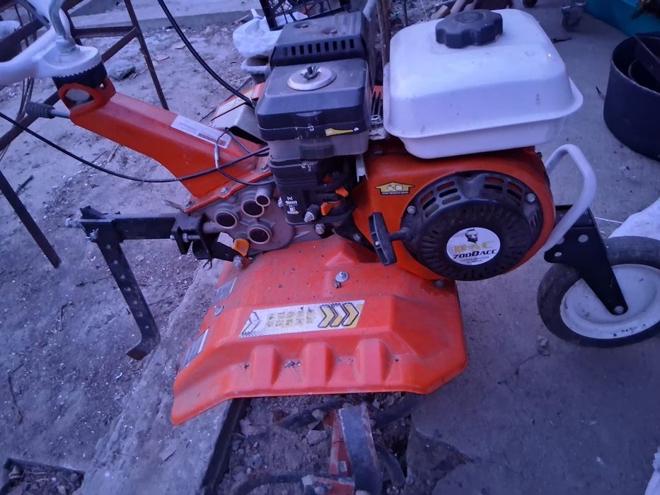 Motosapă Ruris DAC 7000 ACC – 7 CP + accesorii

Vând motosapă Ruris DA