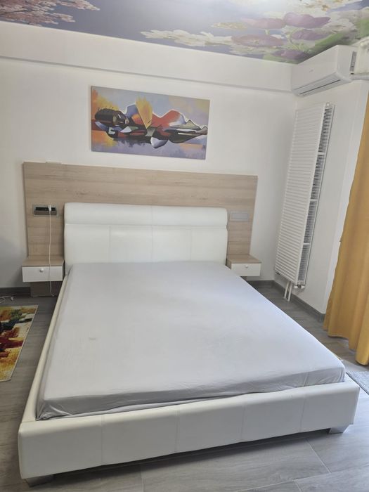 Pat 160-200 + saltea si tablie cu prize si noptiere incorporate stare impecabila .Se afla in Navodari , se poate oferi si transport contra cost