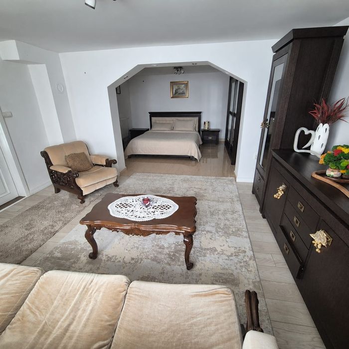 Casa completa la strada principala