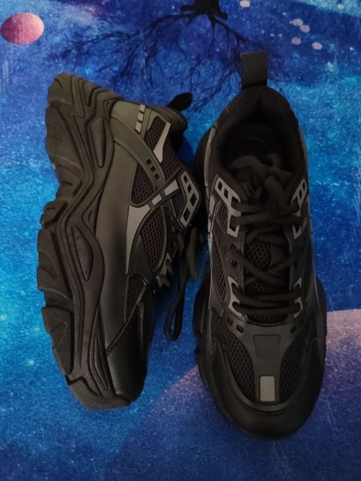 Продам кроссовки универсальные новые