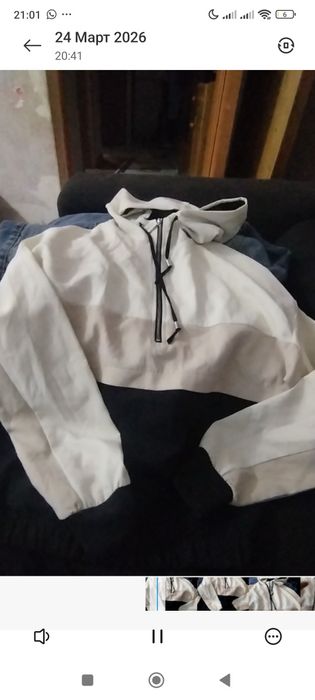 Ветровка с капюшоном..