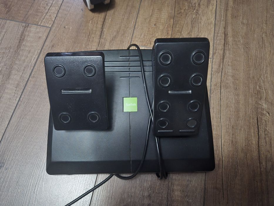 Продавам волана и педалите от комплекта Logitech / Saitek Heavy Equipment Bundle.