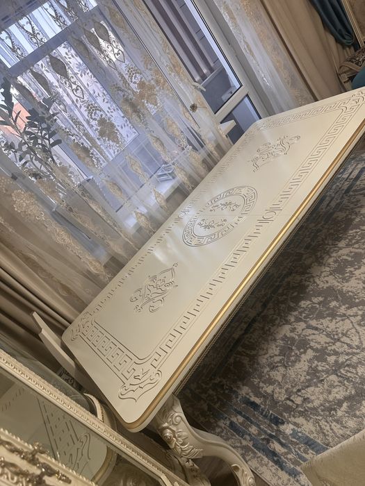 Стол доя гостиной