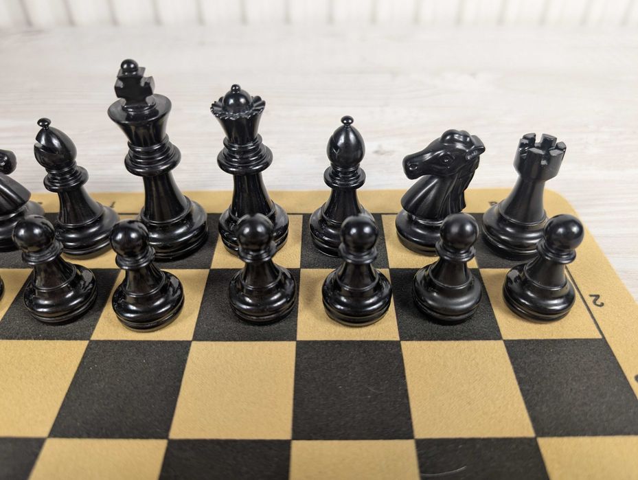 Set Piese de Șah Și Dame din Rășină AURIU/NEGRU (Ideal pentru cadou)