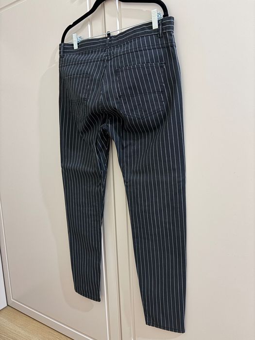 Vând pantaloni Zara