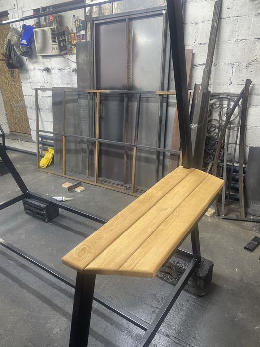 Качели в лофт стиле со столиками