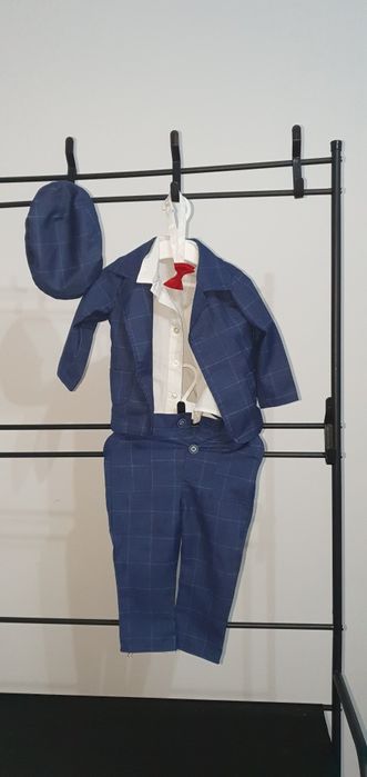 Costum elegant băiețel format din sacou pantaloni cămașă papion bereta